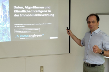 Matthias Grosse bei Präsentation von KI